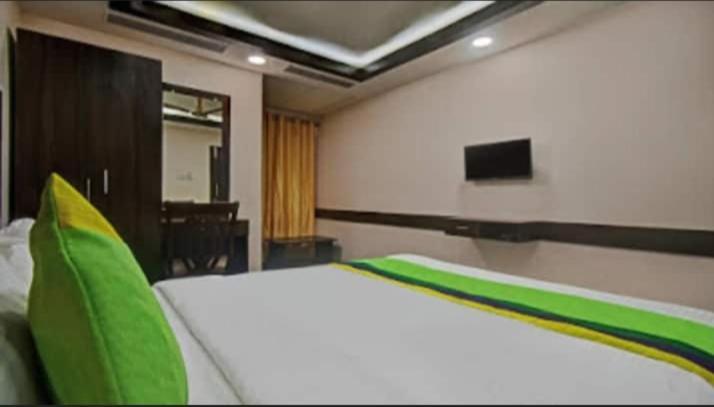 Hotel R Deluxe "Couple Friendly Vaccinated Staff" Nueva Delhi Exterior foto