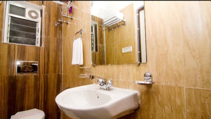 Hotel R Deluxe "Couple Friendly Vaccinated Staff" Nueva Delhi Exterior foto