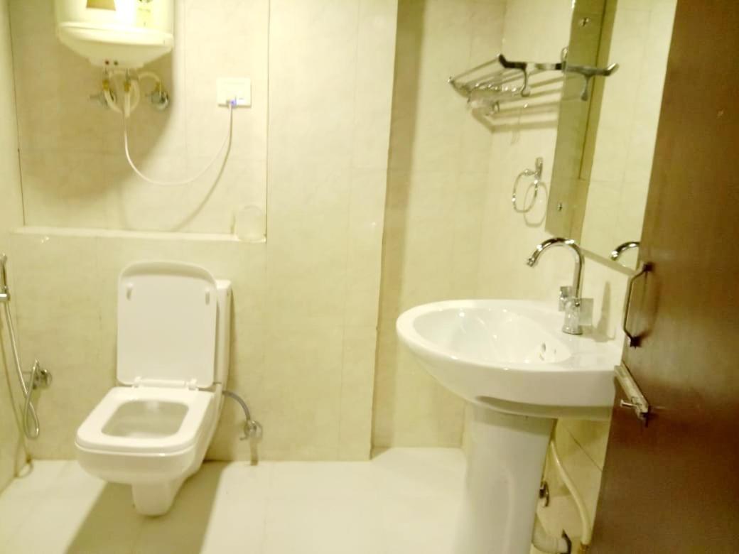 Hotel R Deluxe "Couple Friendly Vaccinated Staff" Nueva Delhi Exterior foto