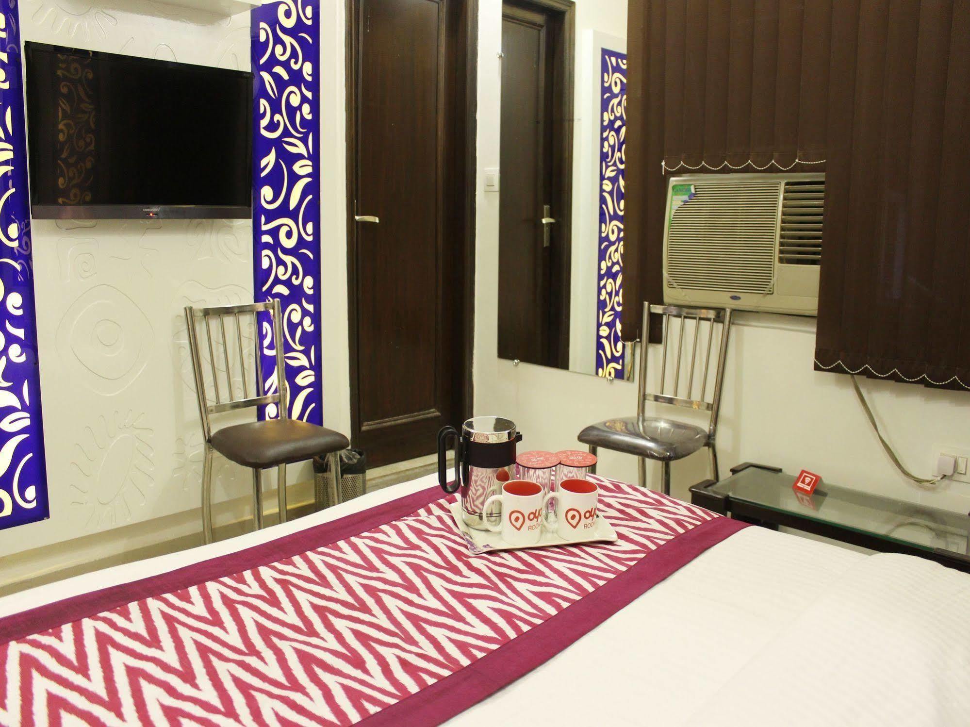 Hotel R Deluxe "Couple Friendly Vaccinated Staff" Nueva Delhi Exterior foto