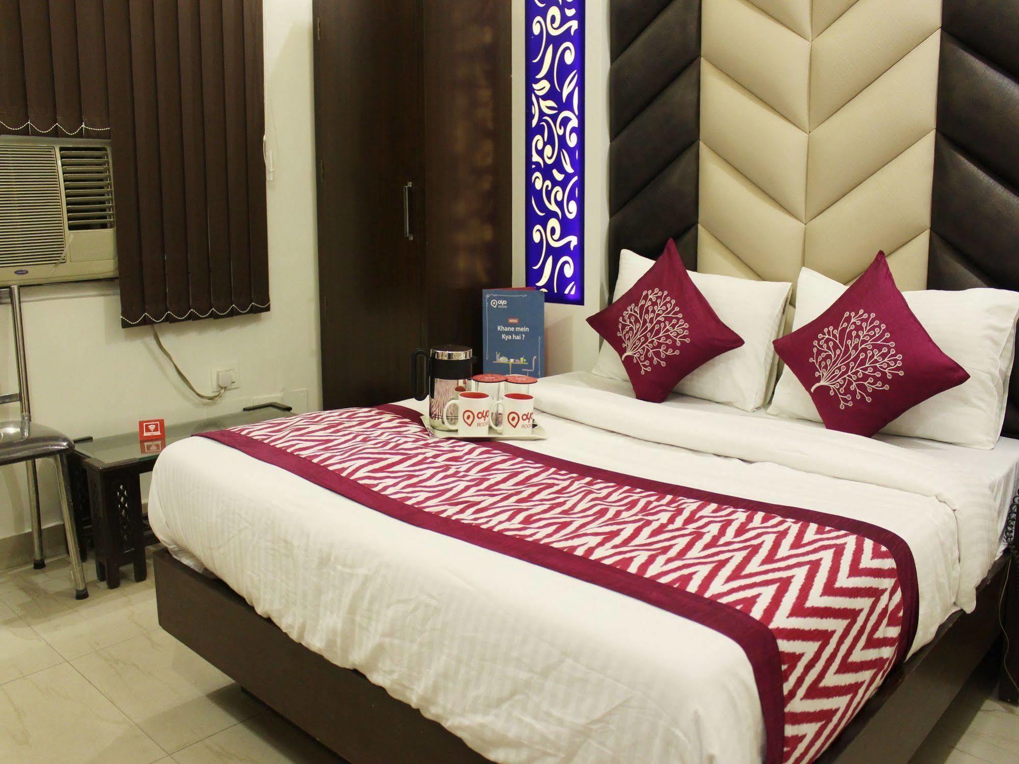 Hotel R Deluxe "Couple Friendly Vaccinated Staff" Nueva Delhi Exterior foto