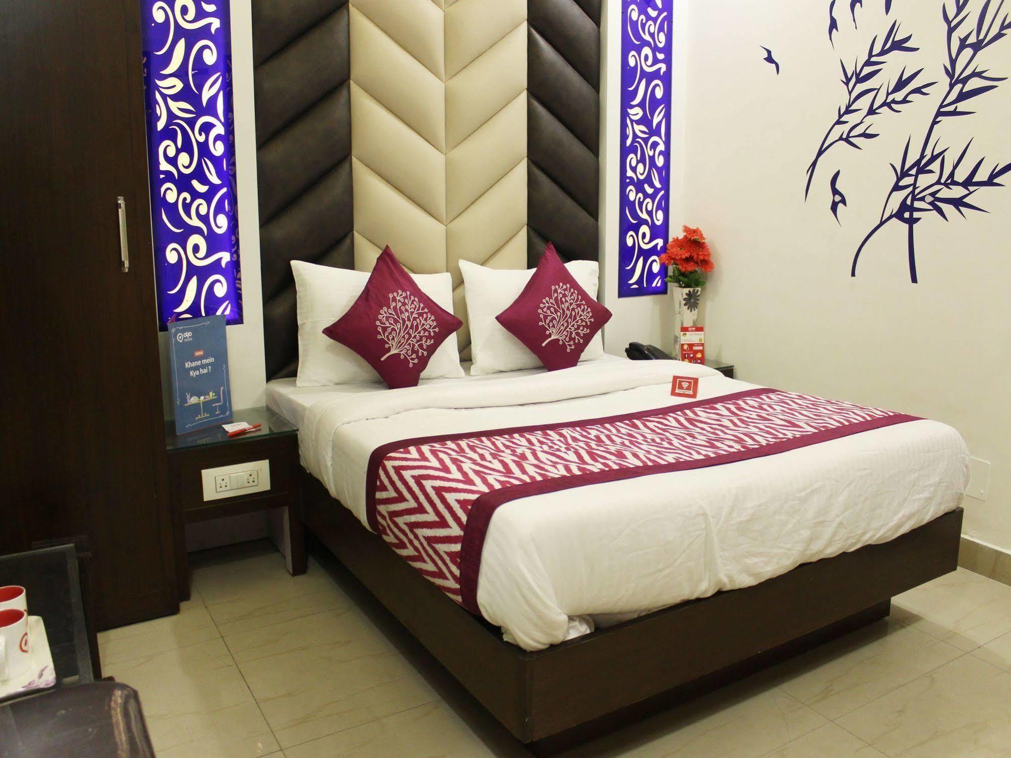 Hotel R Deluxe "Couple Friendly Vaccinated Staff" Nueva Delhi Exterior foto
