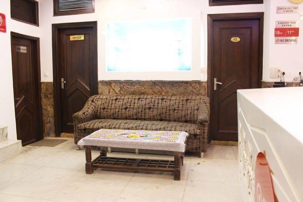 Hotel R Deluxe "Couple Friendly Vaccinated Staff" Nueva Delhi Exterior foto